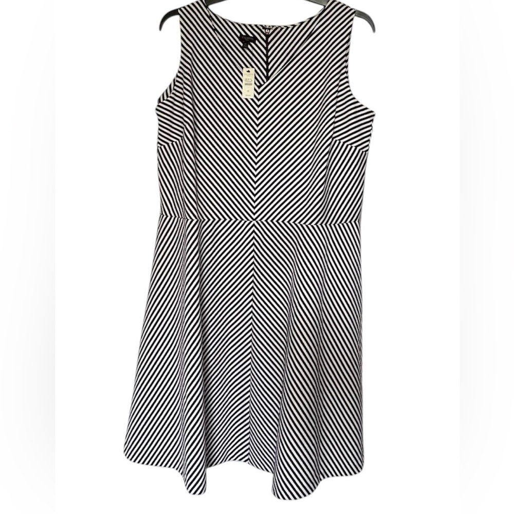 Talbots Black and White Sleeveless V-Neck A-Line Dress flattering fit & seams